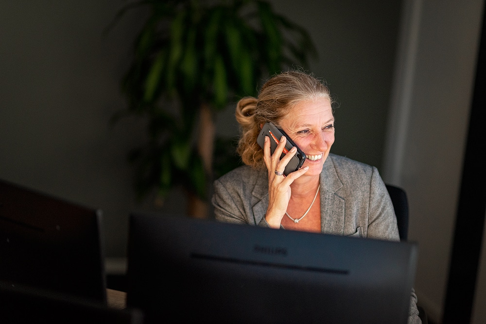 Sabina Molenaar in telefonisch overleg